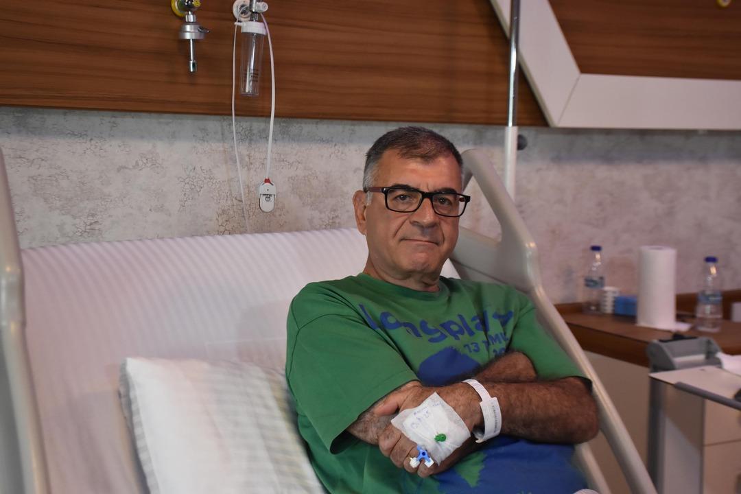 Fue al hospital quejándose de tos y sufrió el shock de su vida: ¡le quitaron un implante dental del pulmón!