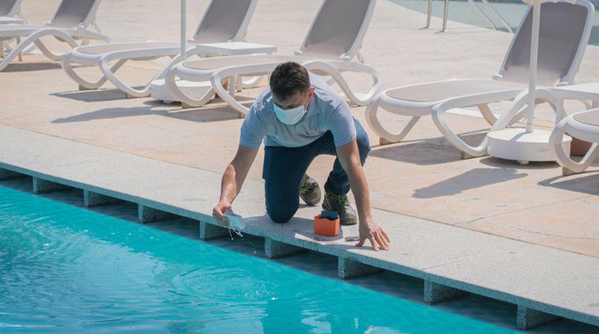 Serinlemek isterken sağlığınızdan olmayın! Havuz ve deniz mikrop saçıyor: Yazın kulak enfeksiyonlarına dikkat!
