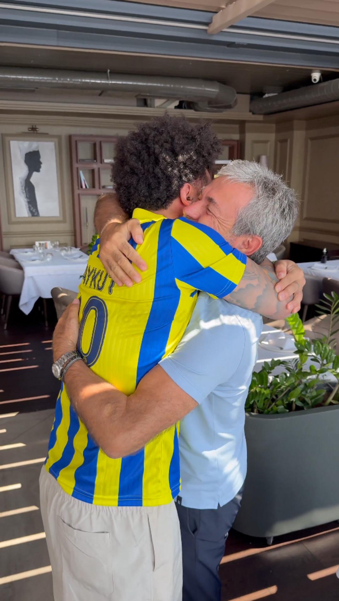 Fenerbahçe nin eski futbolcusu Cristian Baroni Aykut Kocaman ı görünce ağladı!   Ben Türkiye’de olduğum kişiysem...   2