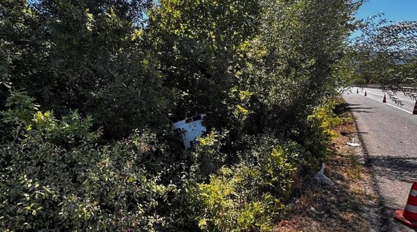 Bursa’da kontrolden çıkan minibüs şarampole yuvarlandı: 1 yaralı