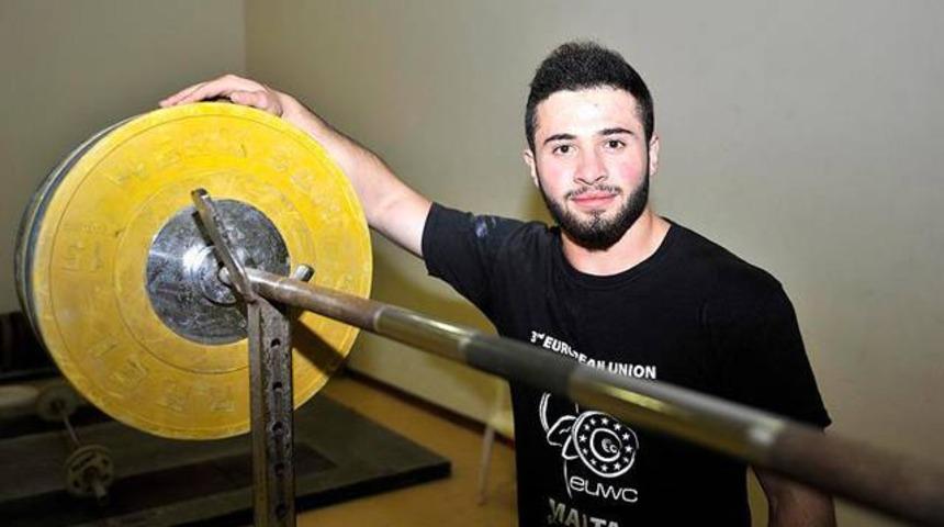 Babasına rağmen d&uuml;nya şampiyonu oldu