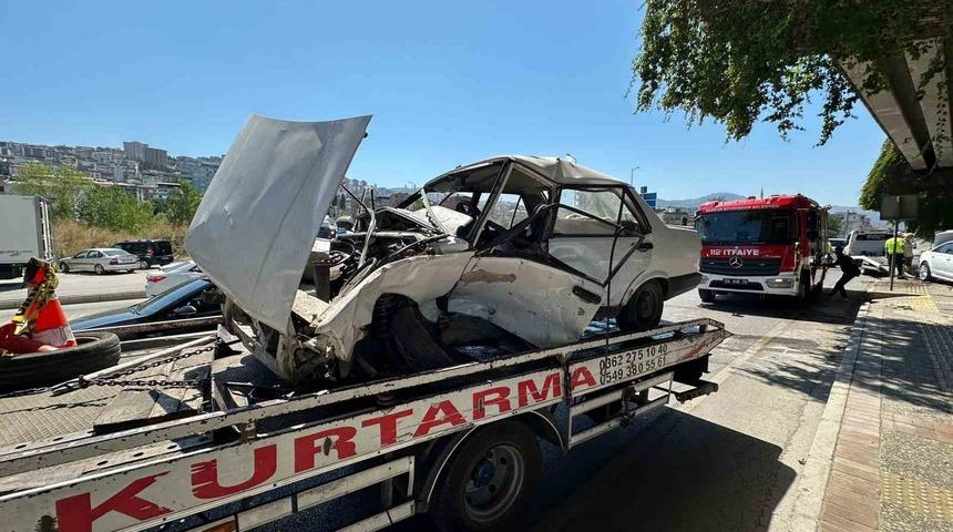 Kazaya karışan Tofaş otomobil hurdaya döndü: 1’i ağır 2 yaralı