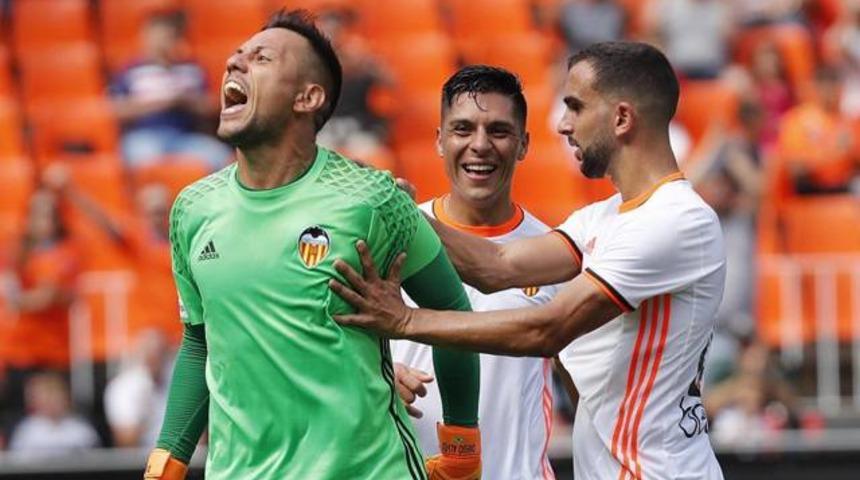 Diego Alves penaltılarda ge&ccedil;it vermiyor