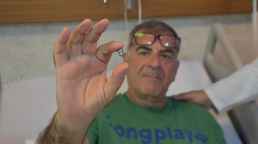 Öksürük şikayetiyle gittiği hastanede hayatının şokunu yaşadı: Akciğerinden diş implantı çıktı! 