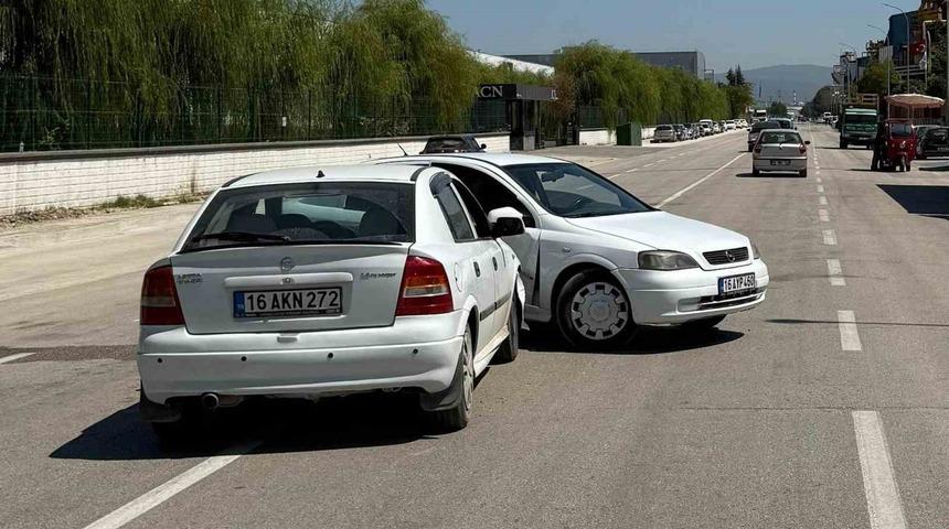 Bursa'da kaza: 2 otomobil çarpıştı! 2 yaralı