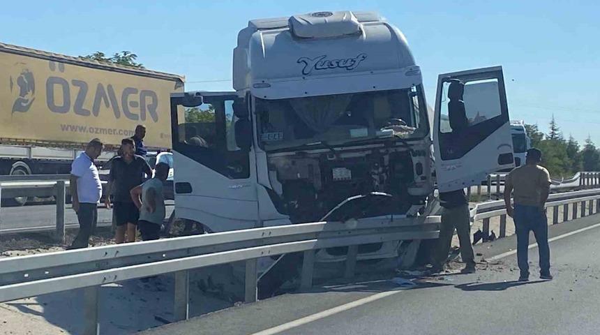 Kontrolden çıkan tır refüje çarparak durabildi