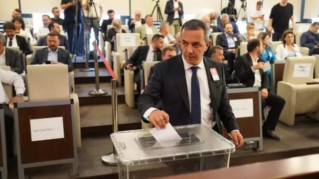 Beyoğlu Belediyesi başkanvekili Sefer Karaahmetoğlu oldu: Salonda gergin anlar! Kameranın yönü değiştirildi