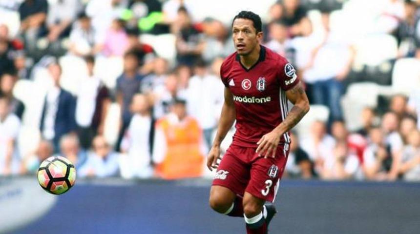 Beşiktaş'a Adriano'dan k&ouml;t&uuml; haber