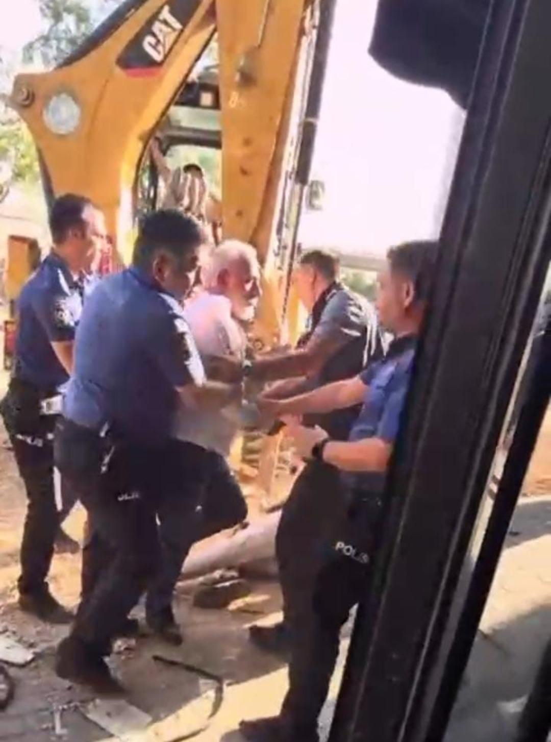 Bursa da kafeterya yıkımı sırasında ortalık savaş alanına döndü: Bir polis yaralandı 1