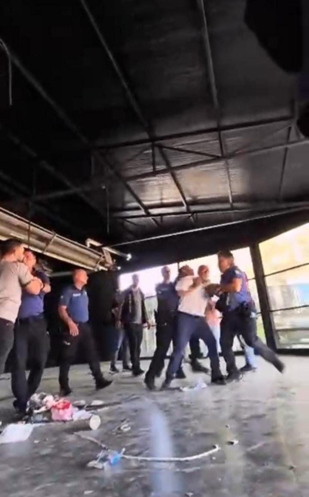 Bursa da kafeterya yıkımı sırasında ortalık savaş alanına döndü: Bir polis yaralandı 2