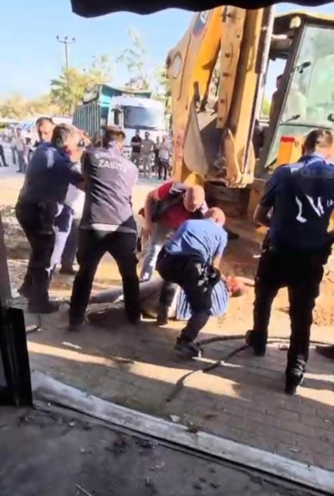 Bursa da kafeterya yıkımı sırasında ortalık savaş alanına döndü: Bir polis yaralandı 4