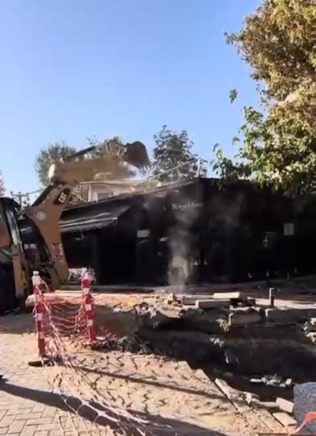 Bursa da kafeterya yıkımı sırasında ortalık savaş alanına döndü: Bir polis yaralandı 3