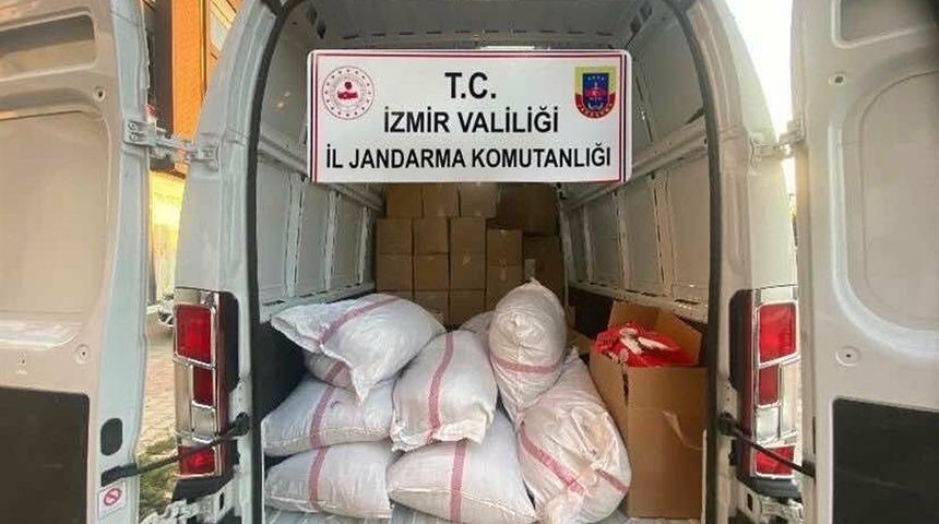 İzmir'de kaçak tütün operasyonu: 4 gözaltı