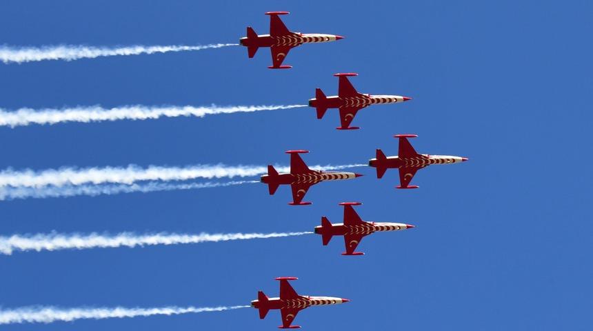 Türk Yıldızları'nın gösterisi nefes kesti