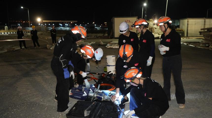 Kahramanmaraş'ta kadınlardan oluşan arama kurtarma ekibi deprem eğitimi ve tatbikatı gerçekleştirdi