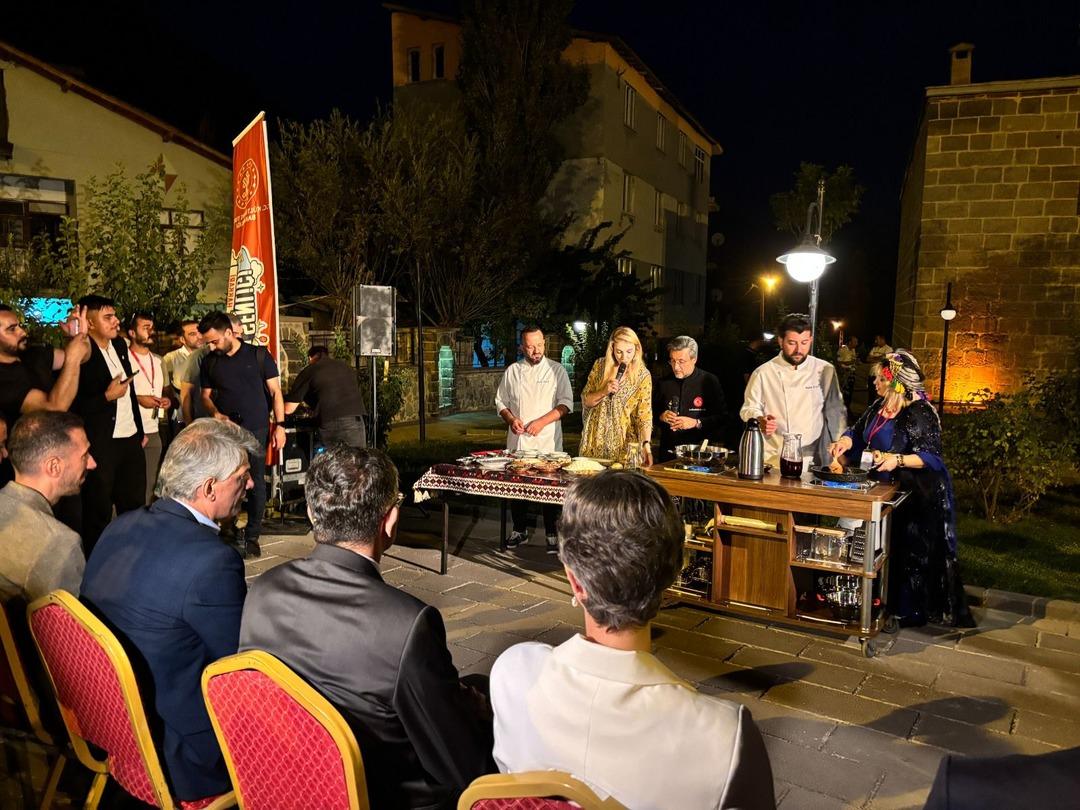 “Bir Anadolu Şenliği” serüveninin ilk rotası Hakkari oldu! Kültür, sanat ve lezzet bir arada 5