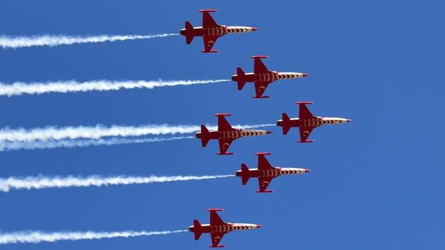 Türk Yıldızları'nın Bitlis'teki gösterisi nefes kesti