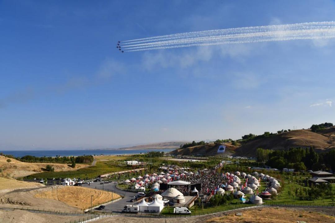 Türk Yıldızları nın Bitlis teki gösterisi nefes kesti 1