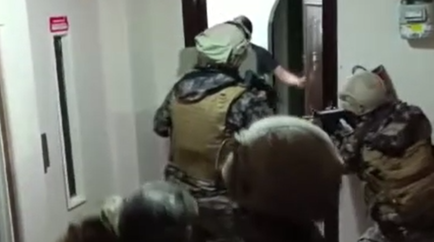 Araç içerisinde tüfekli paylaşım yapmışlardı! Evlerine düzenlenen operasyonla yakalandılar