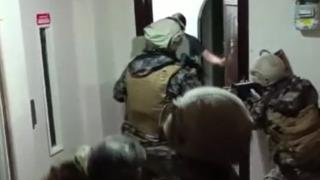 Araç içerisinde tüfekli paylaşım yapmışlardı! Evlerine düzenlenen operasyonla yakalandılar