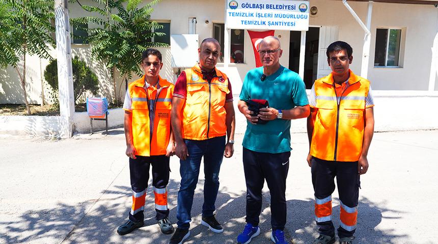 Ankara'daki temizlik işçileri yol kenarında buldu! Altın ve para olan çantayı sahibine ulaştırdı