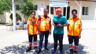 Ankara'daki temizlik işçileri yol kenarında buldu! Altın ve para olan çantayı sahibine ulaştırdı