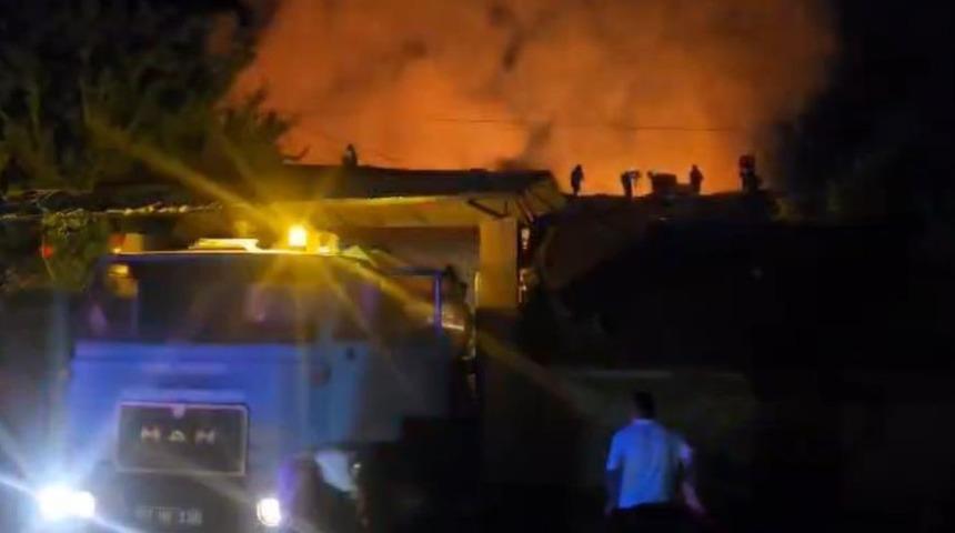 Tavşanlı'da çıkan yangında 4 ev kullanılamaz hale geldi