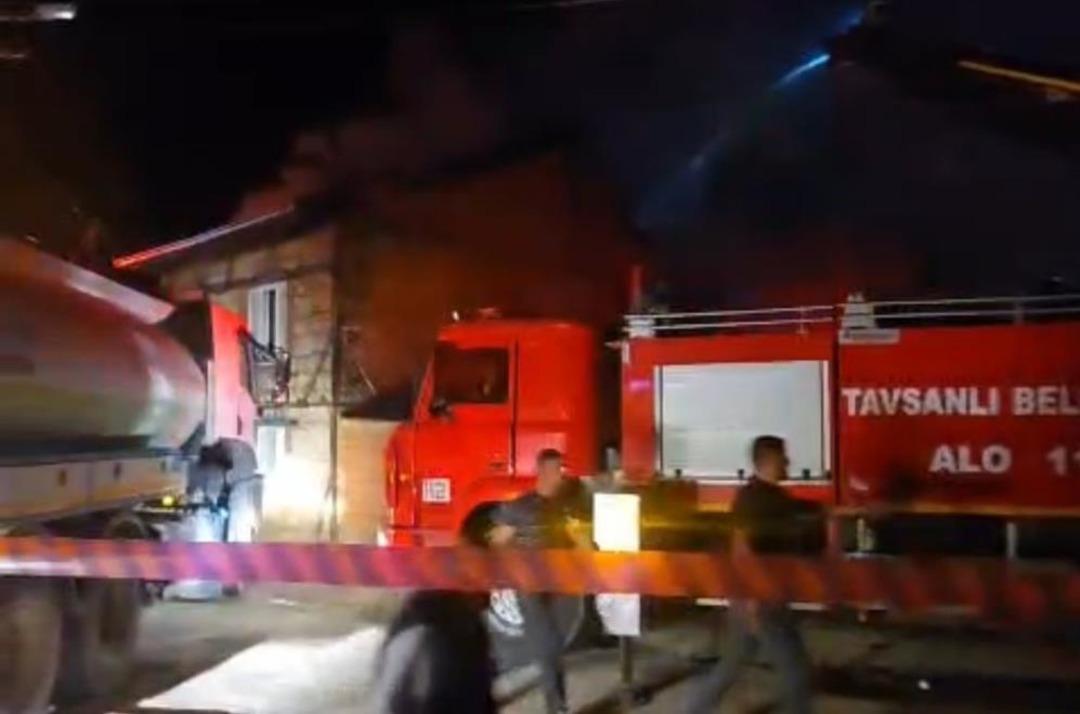 Tavşanlı da çıkan yangında 4 ev kullanılamaz hale geldi 1