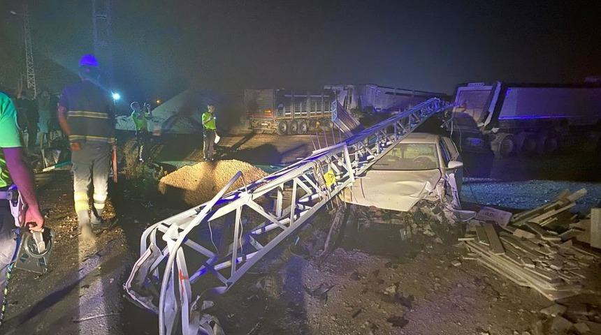 Elektrik direğine çarpan aracın motoru yerinden fırladı