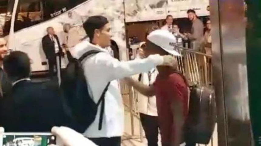 Ronaldo'yla tanışmak i&ccedil;in kapıda 20 dakika bekledi