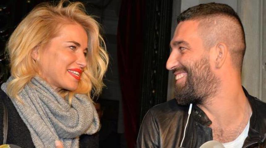Burcu Esmersoy, Arda Turan&rsquo;a saatini g&ouml;nderdi