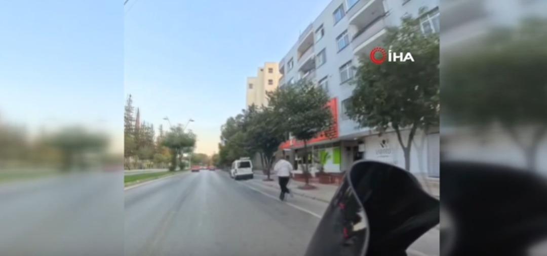 Bahşiş için metrelerce koştu! Ölüme bakın nasıl atladı! O anlar kamerada... 2