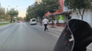 Bahşiş için metrelerce koştu! Ölüme bakın nasıl atladı! O anlar kamerada...