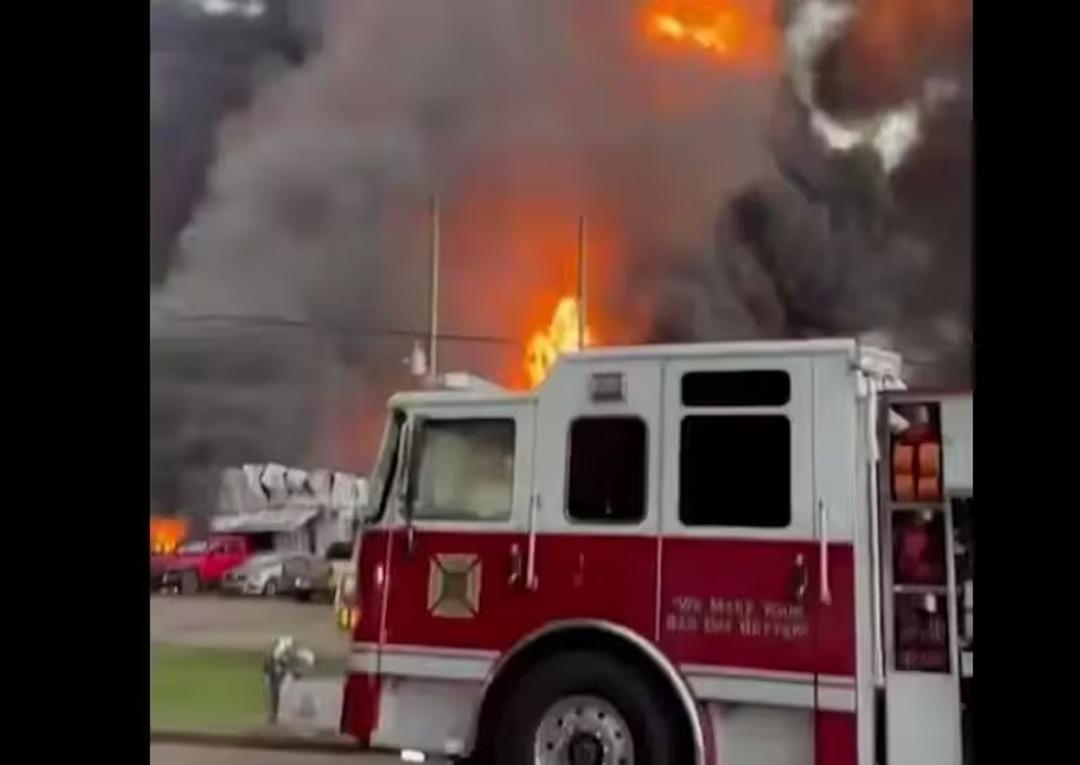 ABD de petrol fabrikasında patlama! Halk acil tahliye edildi! 400 işçi çalışıyordu... 1