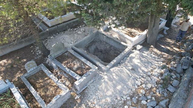 Mezarları metrelerce kazıp defin arıyorlar! Savunmaları pes dedirtti: Kemiklerini çalmadık, duruyor