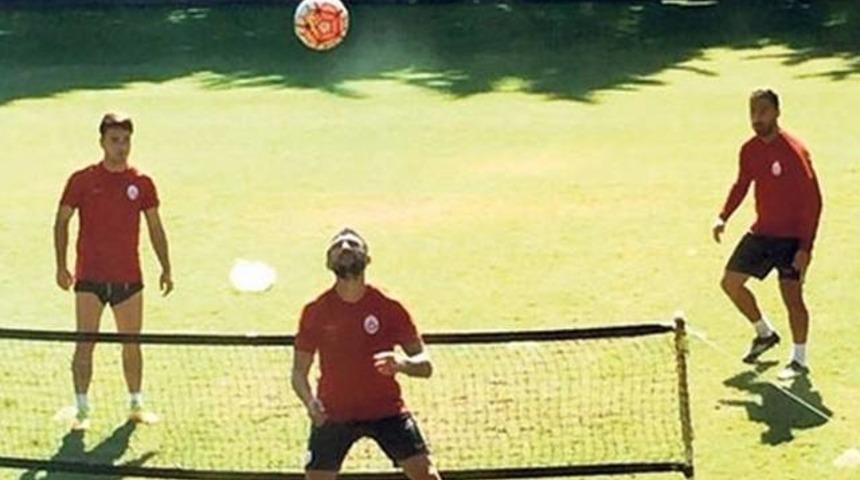 Galatasaray'da ayak tenisi oynayarak para kazanıyorlar