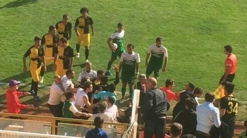 &Uuml;mit Karan &ccedil;ıldırdı! Kavga &ccedil;ıktı