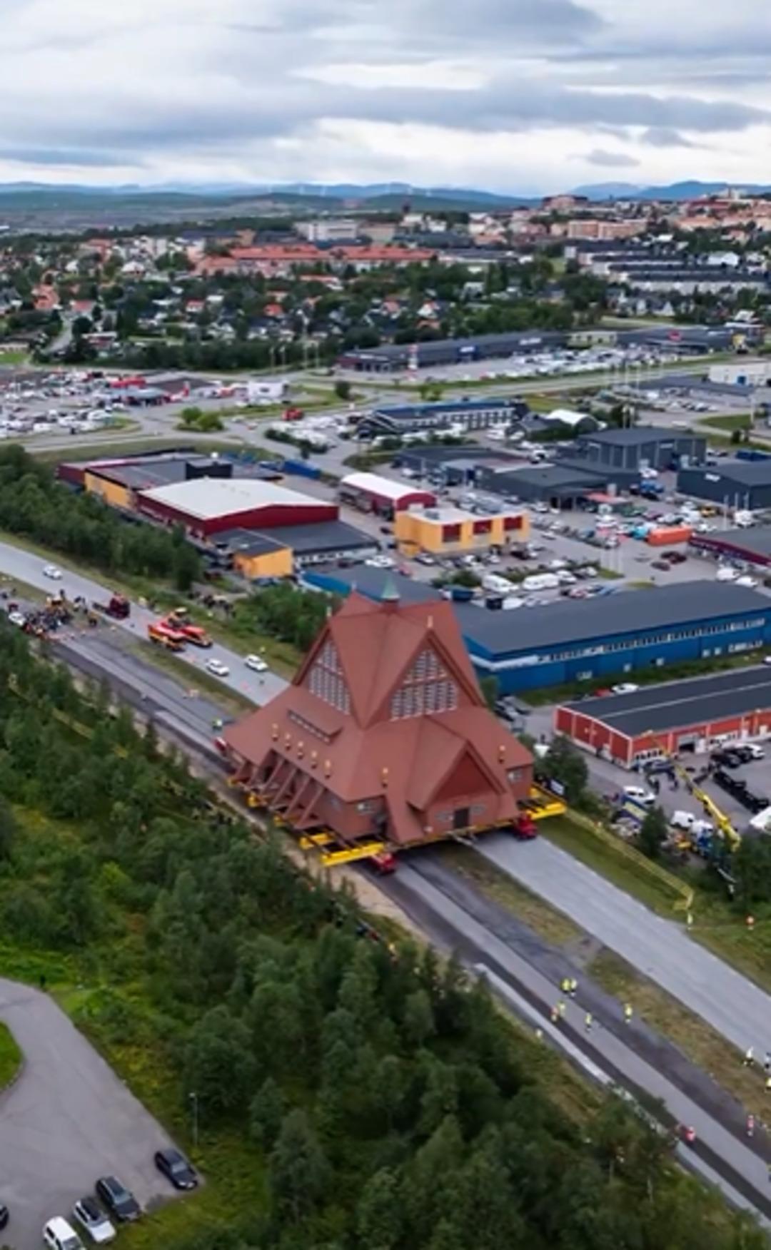 Görüntüler yapay zeka değil gerçek! Dev kiliseyi yolun ortasında böyle taşıdılar... 2