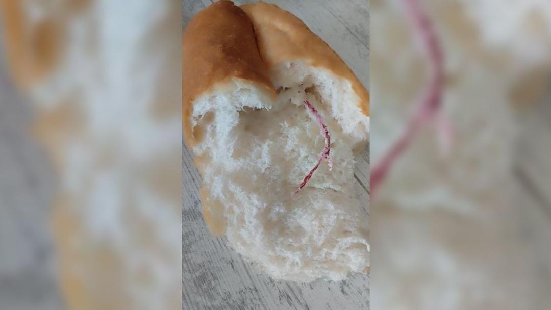 Marketten aldığı ekmeği bölünce içinden çıkanı görünce hayatının şokunu yaşadı!  1