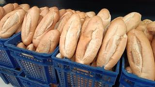 Marketten aldığı ekmeği bölünce içinden çıkanı görünce hayatının şokunu yaşadı! 