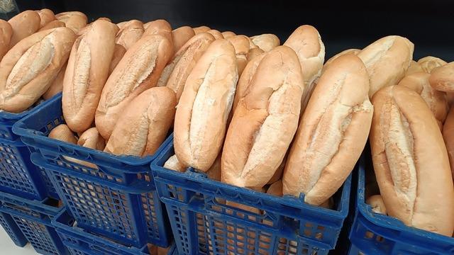 Marketten aldığı ekmeği bölünce içinden çıkanı görünce hayatının şokunu yaşadı! 