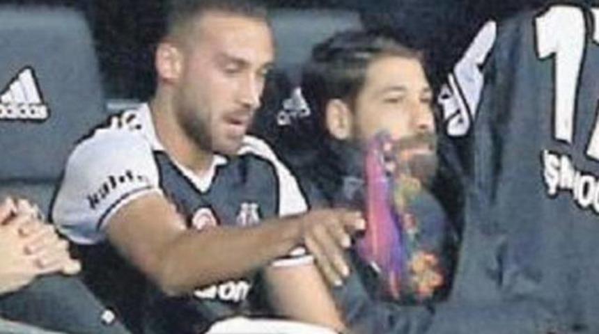 Cenk Tosun kul&uuml;bede krampon fırlattı