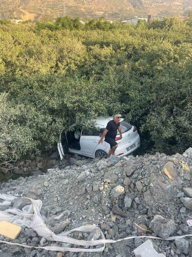 Kontrolden çıkan otomobil bahçeye uçtu: 1 yaralı 4