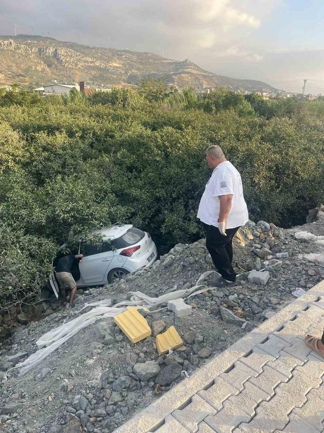 Kontrolden çıkan otomobil bahçeye uçtu: 1 yaralı 3