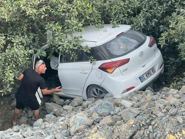 Kontrolden çıkan otomobil bahçeye uçtu: 1 yaralı 1