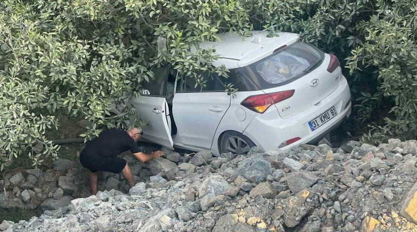 Kontrolden çıkan otomobil bahçeye uçtu: 1 yaralı