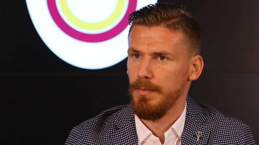 Galatasaraylı taraftarlardan Serdar Aziz'e tepki