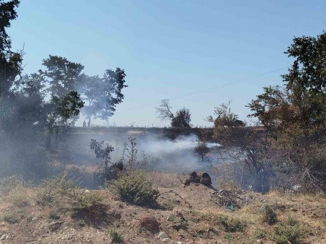 Gördes’te arazi yangını büyümeden söndürüldü 2