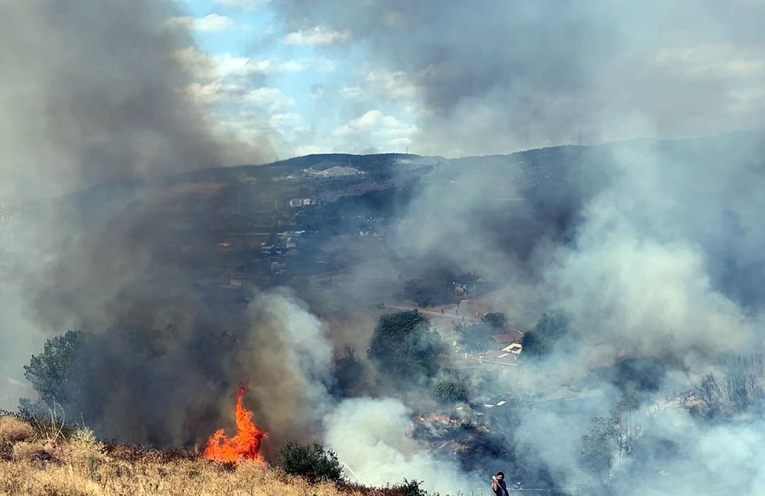 Kocaeli de ot yangını çıktı! Alevler evlere sıçradı 1