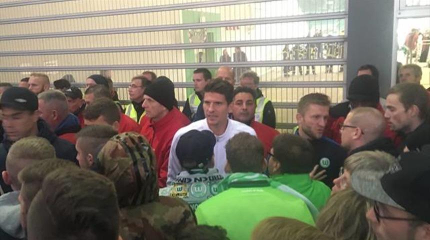 Gomez ve arkadaşlarına protesto!